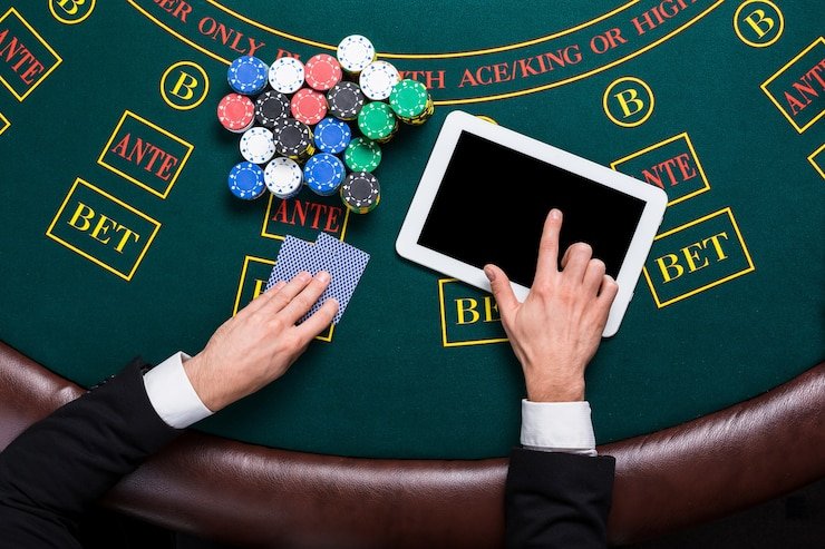 Layar smartphone menampilkan Permainan Kartu drama togel dengan dealer visible